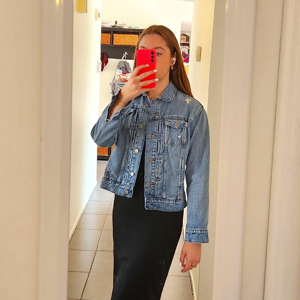 Old Navy Distressed Denim Jacket in Light Wash- Size S